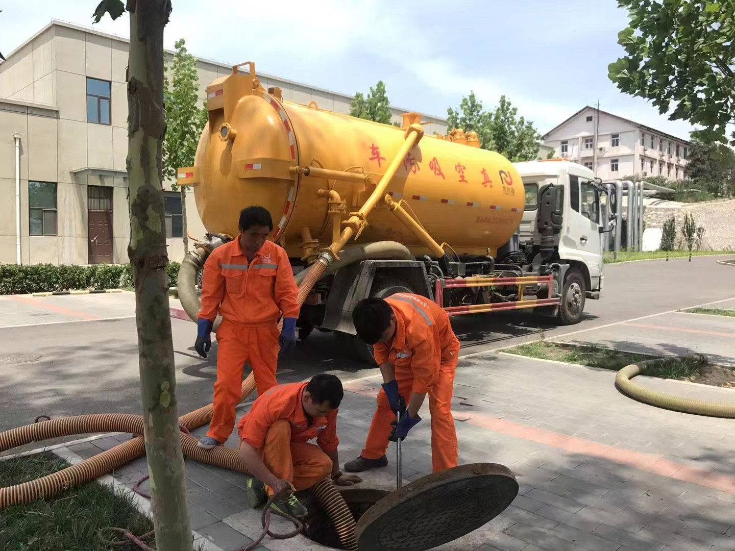 白沙化粪池清理与5-8吨吸粪车施工效率分析